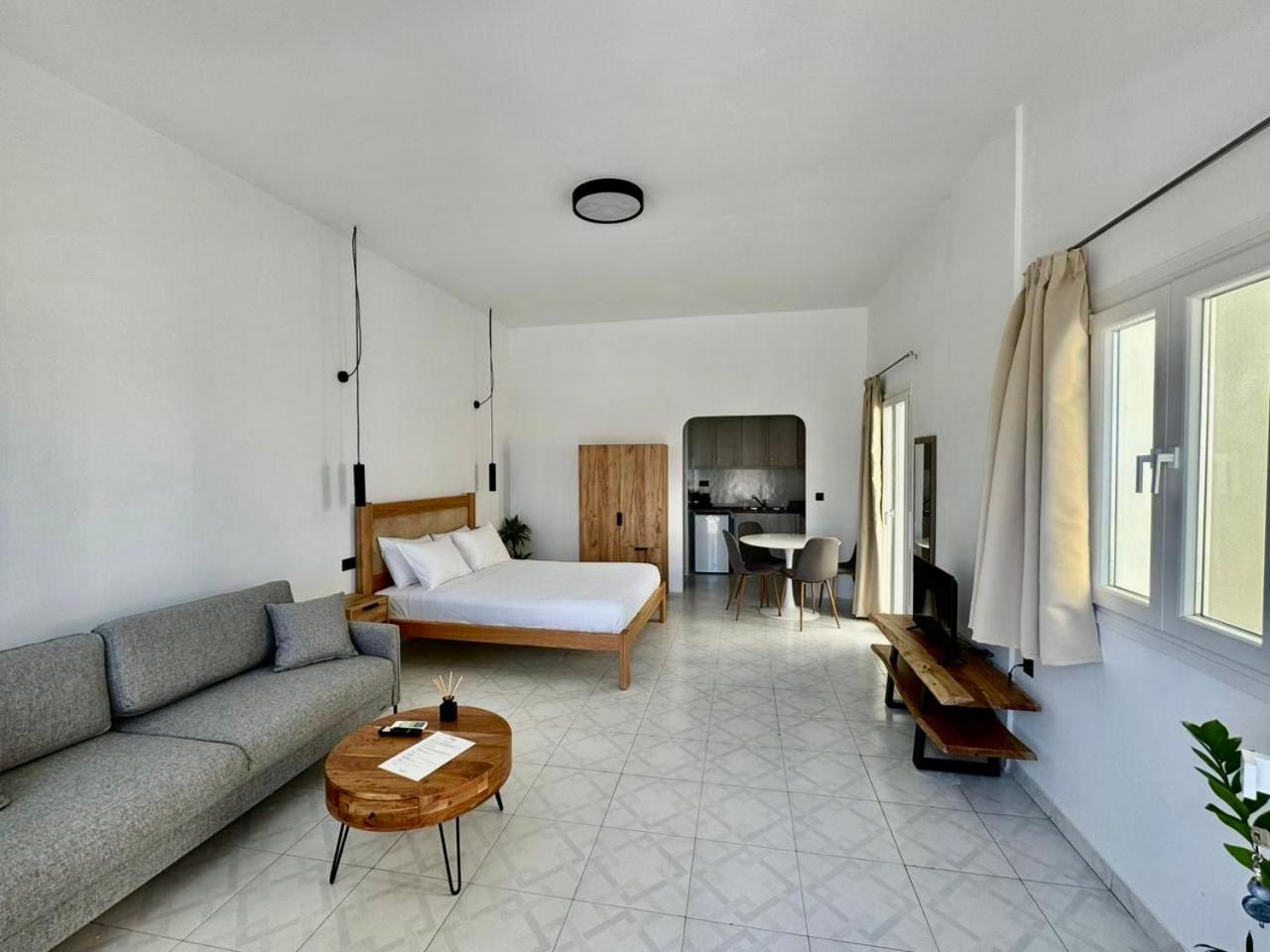 Gervi Fira (Santorini)
