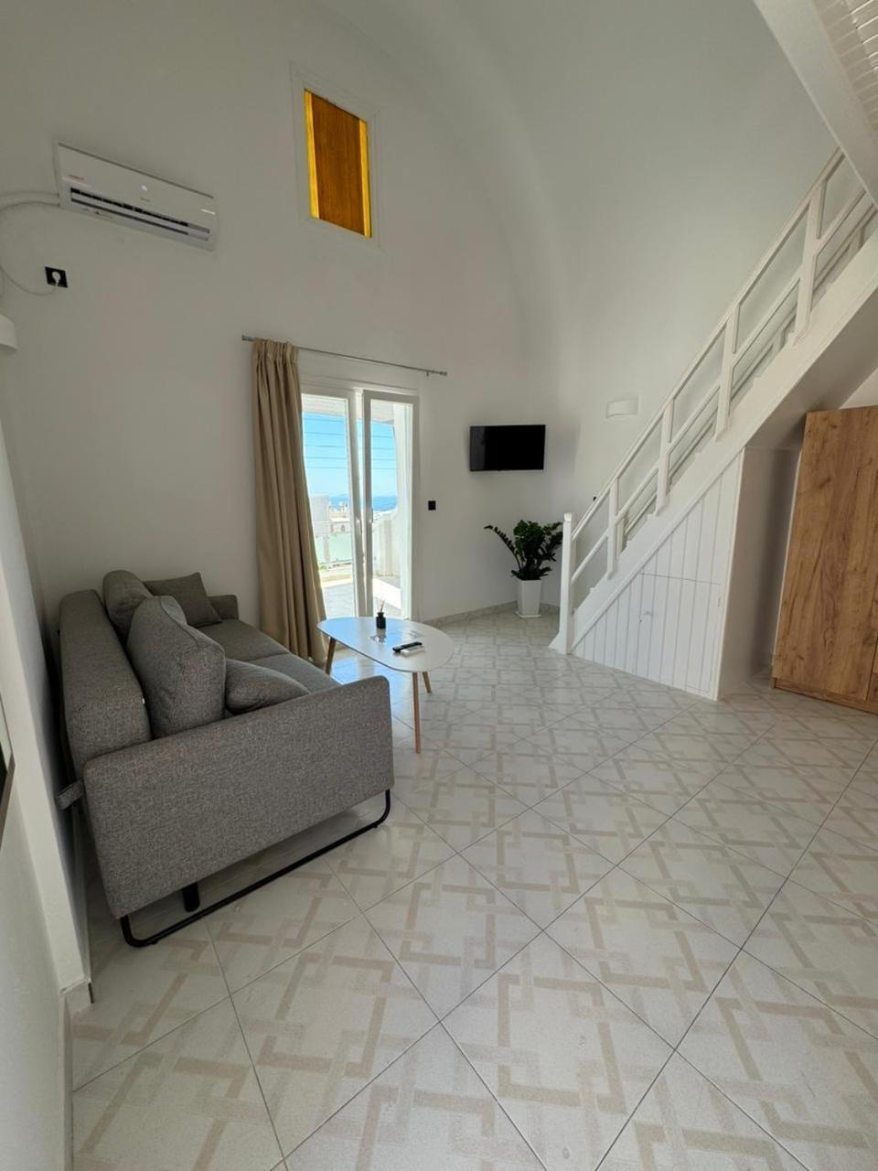 Gervi Fira (Santorini)